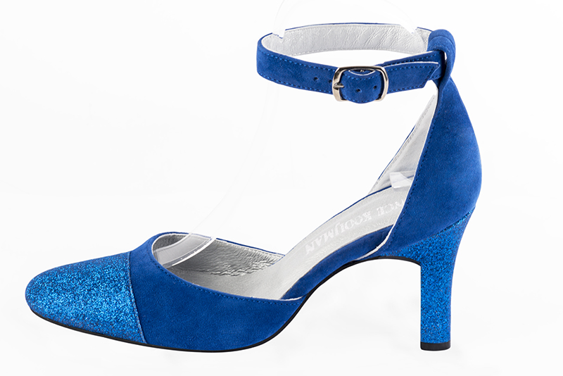 Electric blue women's open side shoes, with a strap around the ankle. Round toe. High kitten heels. Profile view - Florence KOOIJMAN